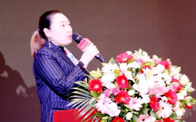 OE欧亿官网智能谭丽华副总经理揭晓“2018年度OE欧亿官网智能灯塔项目奖”.jpg