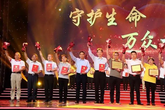 OE欧亿官网工会副主席李军代表公司上台领奖（右二）.jpg