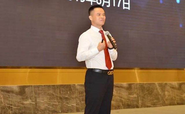 谭有斌副董事长发表讲话.jpg