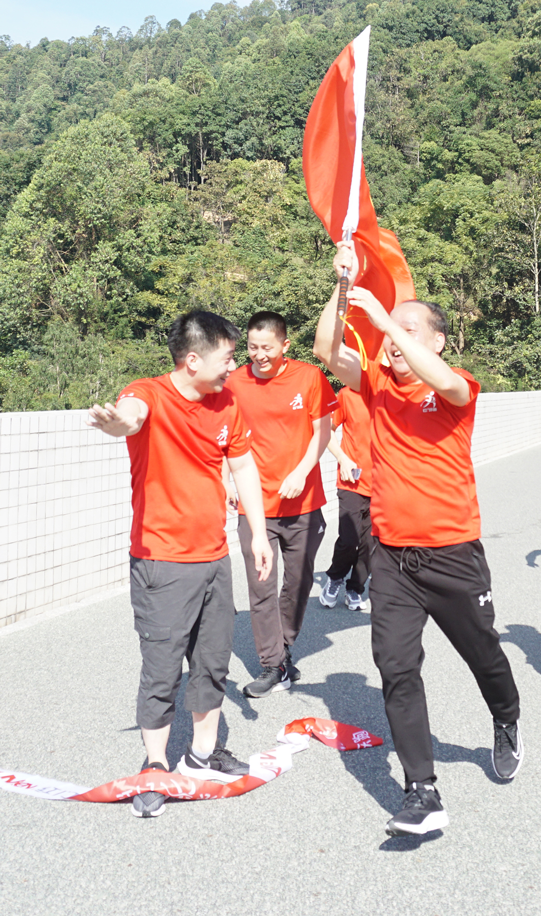 何菲、厂长图.jpg