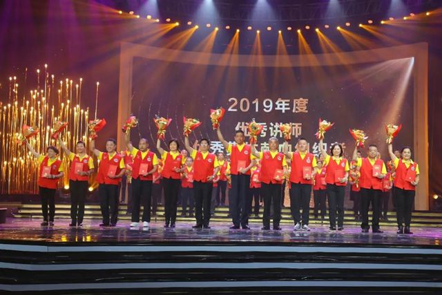 OE欧亿官网工会主席肖治富上台领奖.jpg