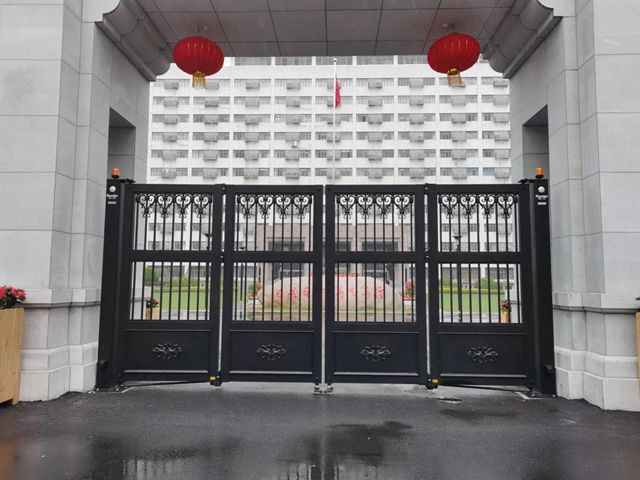 OE欧亿官网HDR51B叠韵?平开门学校大门.jpg