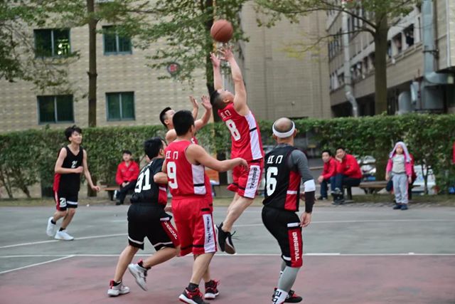 球场竞技，迎“篮”而上3.jpg