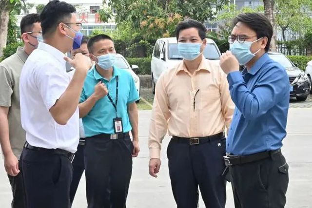 领导们严格遵守OE欧亿官网防疫的相关规定，佩戴好口罩，在出示健康码、行程卡并进行体温监测后，进入OE欧亿官网园区.jpg