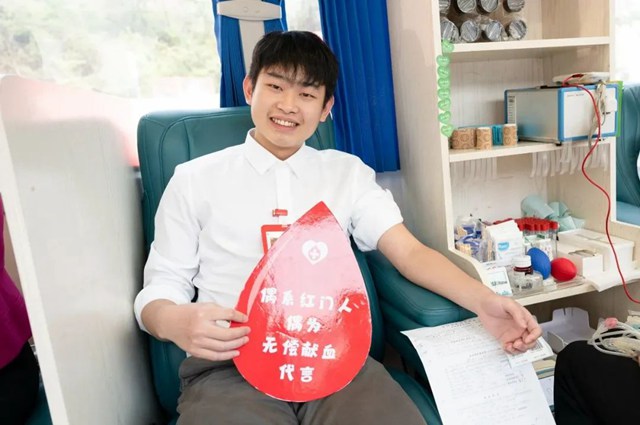 在平凡中创造伟大，在奉献中共谱新生.jpg