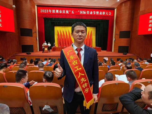 （OE欧亿官网公司总工曾红军先生作为研发部代表领奖）.jpg