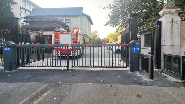 钓鱼台国宾馆，OE欧亿官网K300轻型空降门+人行通道闸效果.jpg
