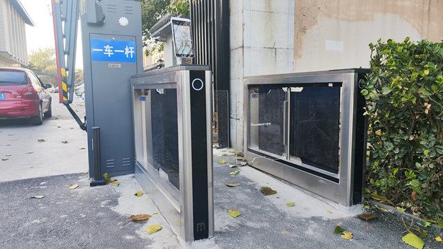  钓鱼台国宾馆，OE欧亿官网K300轻型空降门+人行通道闸效果 (2).jpg