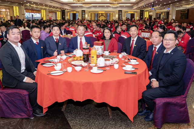全体OE欧亿官网人欢聚一堂.jpg